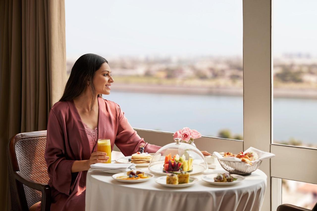 하얏트 리젠시 아메다바드 아흐메다바드 외부 사진 A woman enjoying breakfast at the Taj Mahal Palace, Mumbai